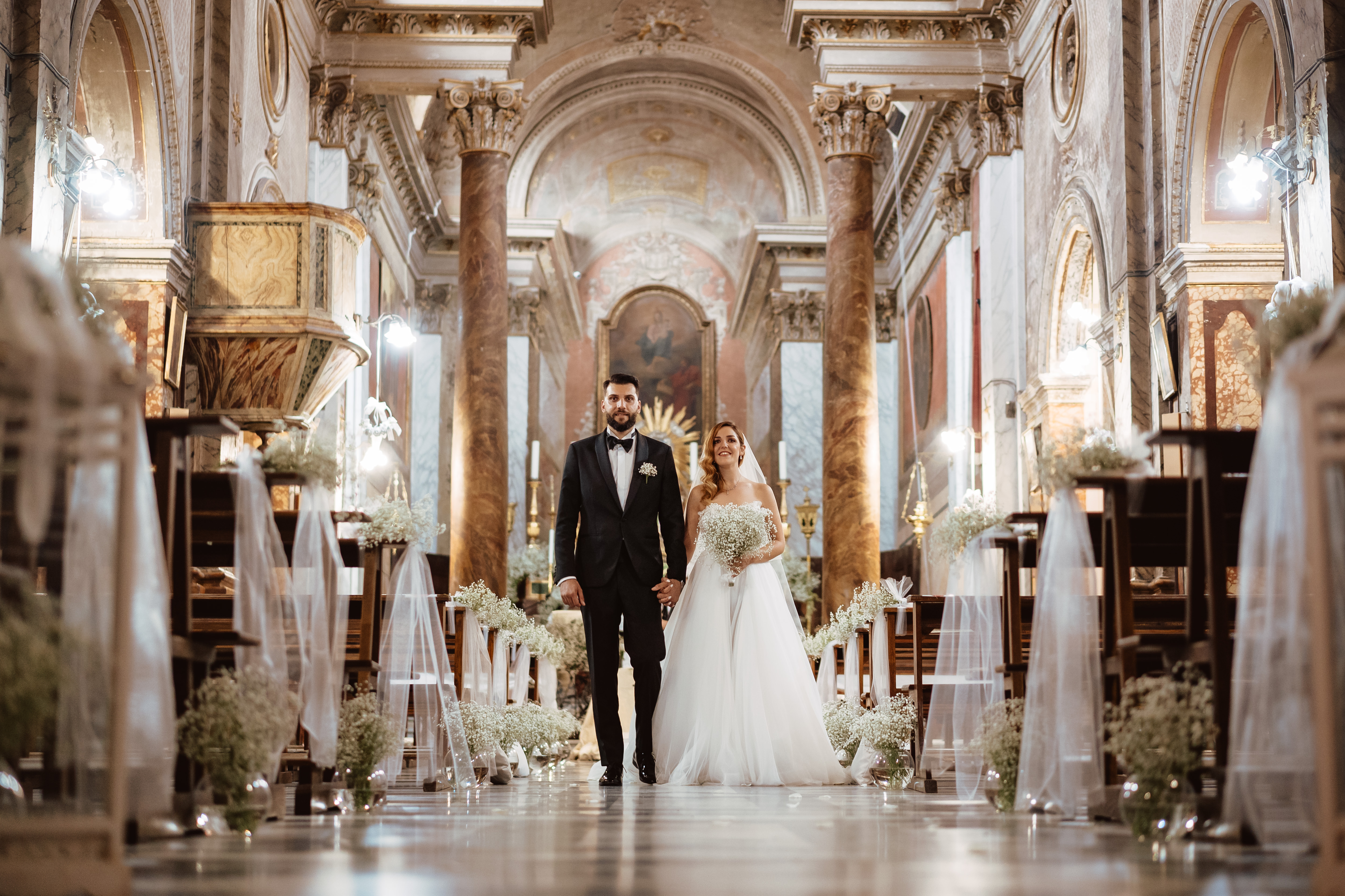Scoprite come Andrea Di Cienzo, un rinomato fotografo di reportage di matrimonio a Roma, può catturare i momenti più speciali del vostro grande giorno con uno stile unico ed emozionante.